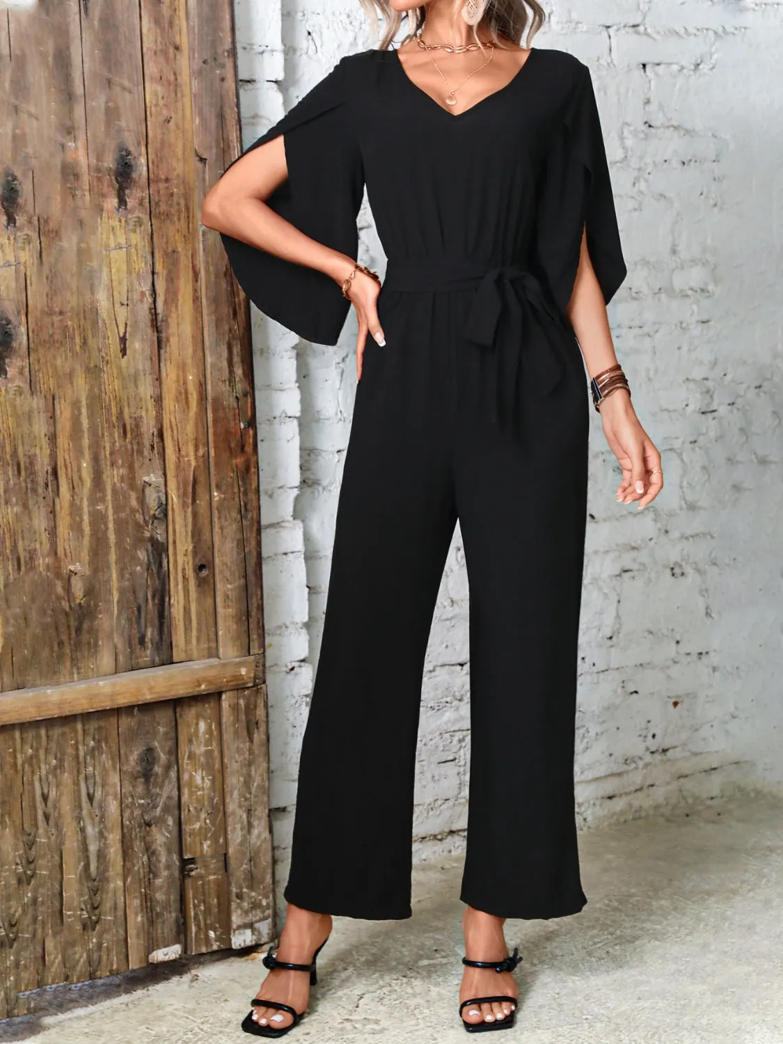 Jumpsuit mit V-Ausschnitt, halblangen Ärmeln und weitem Bein und Bindeband