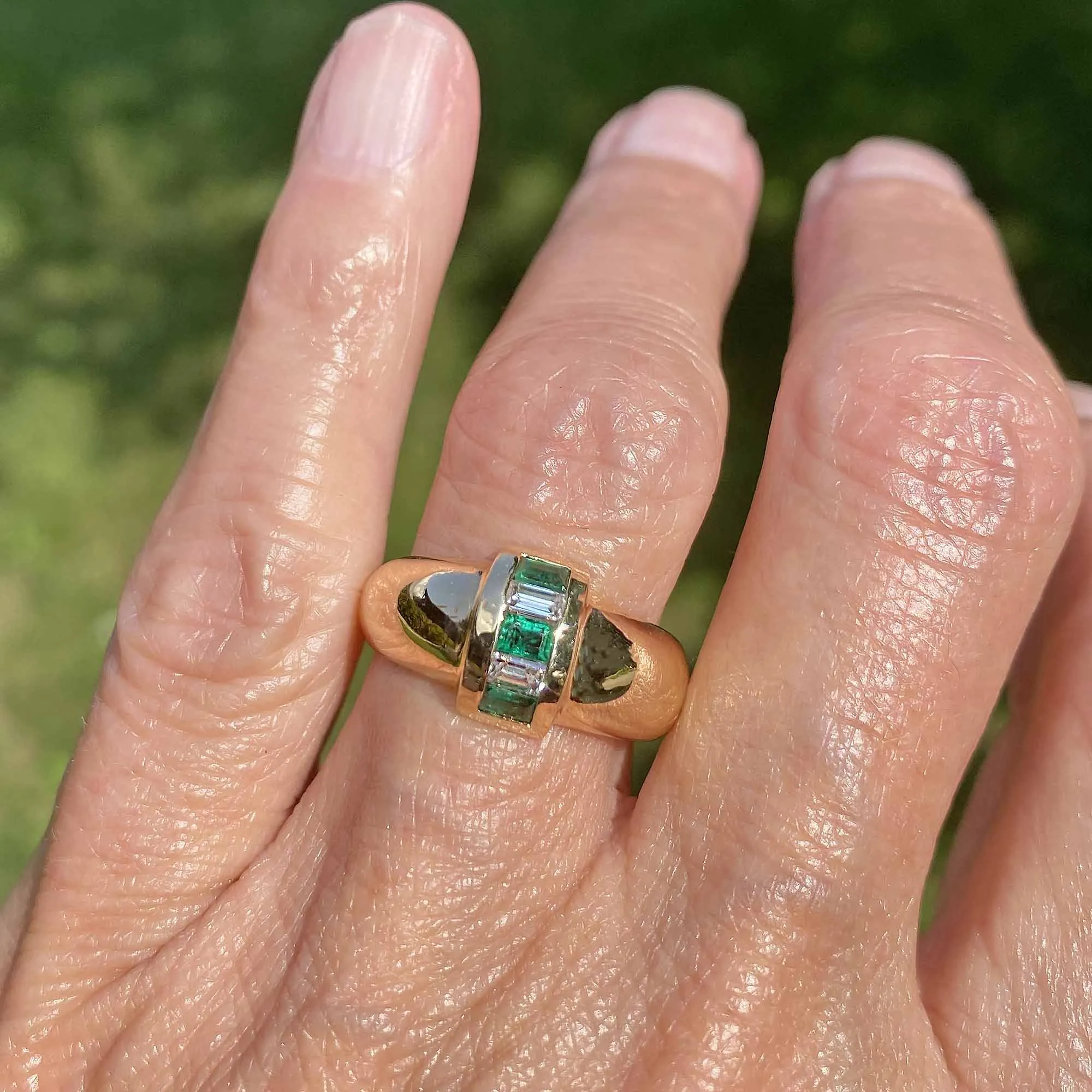 Vintage 18K Gold Roll Top Emerald Diamond Ring Band